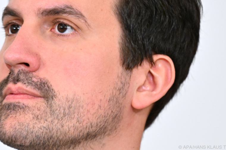 Wiederkehr wegen KI für neue Leistungsbeurteilung an Schulen