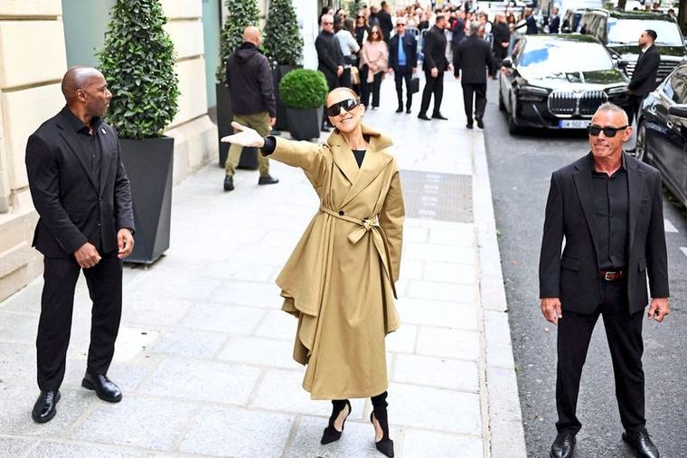 Céline Dion tanzte und sang spontan mit Fans vor ihrem Pariser Hotel
