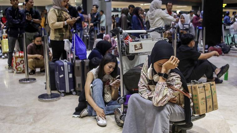 Vulkanausbruch legt Flugverkehr in Jakarta lahm