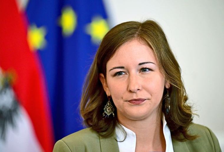Ministerin Bauer will Workshops für Lehrkräfte, um "Ehrkultur an Schulen" entgegenzutreten