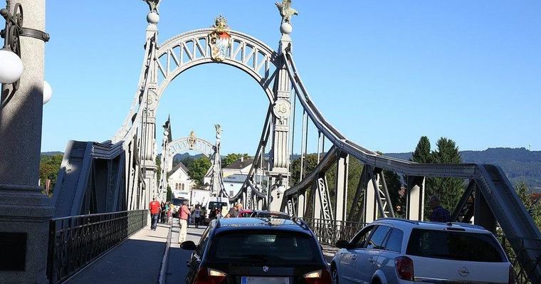 Wochenlange Bauarbeiten auf Salzachbrücke in Oberndorf vor 2 Stunden