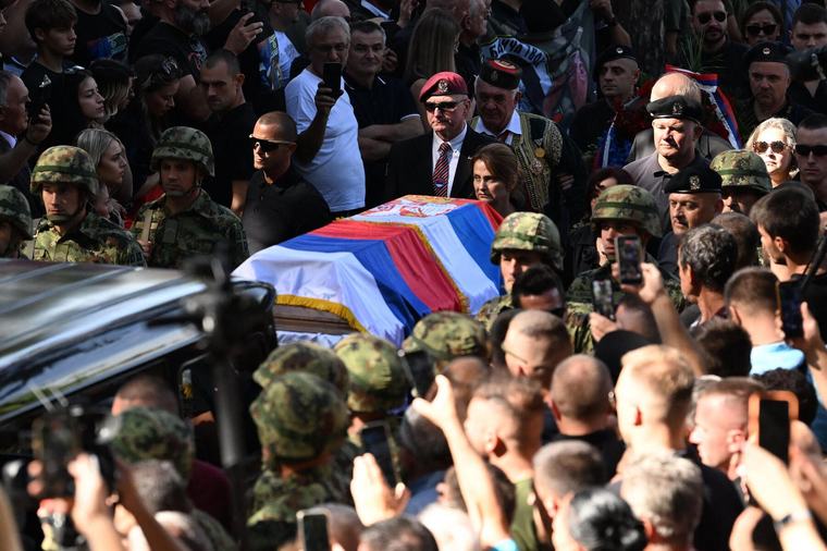 Serbisches Requiem für den Kriegsverbrecher Mladić