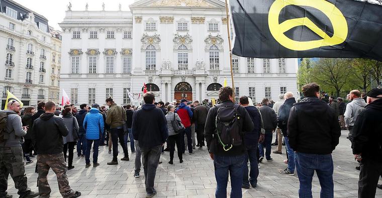 Die dunklen Kräfte hinter dem blauen Aufstieg