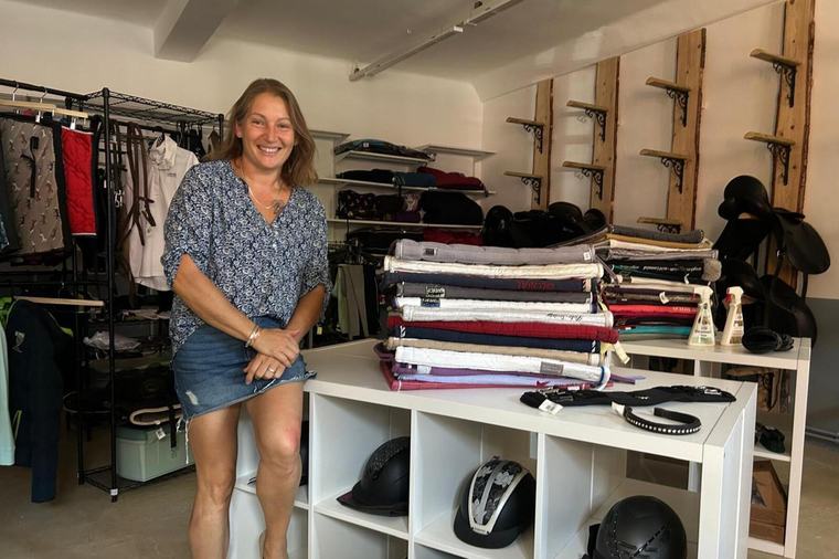 Kölnerin bringt Second-Hand-Mode ins alte Postamt Straß