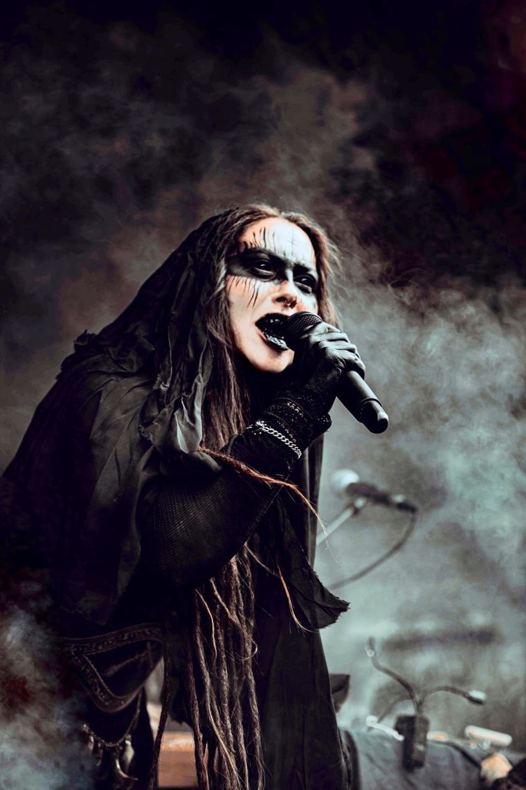 Schwermetallische Schwesternschaft: Wie Feminismus den Metal erobert