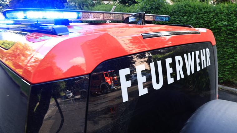Einsatz für Feuerwehr - Kerze führt zu Balkonbrand bei Wohnanlage in Tirol