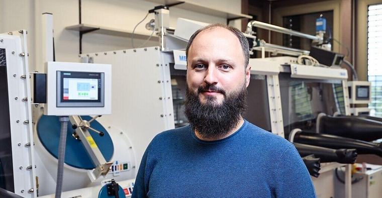 Smarter Handschuh aus Linz kann kleine Knoten im Gewebe aufspüren