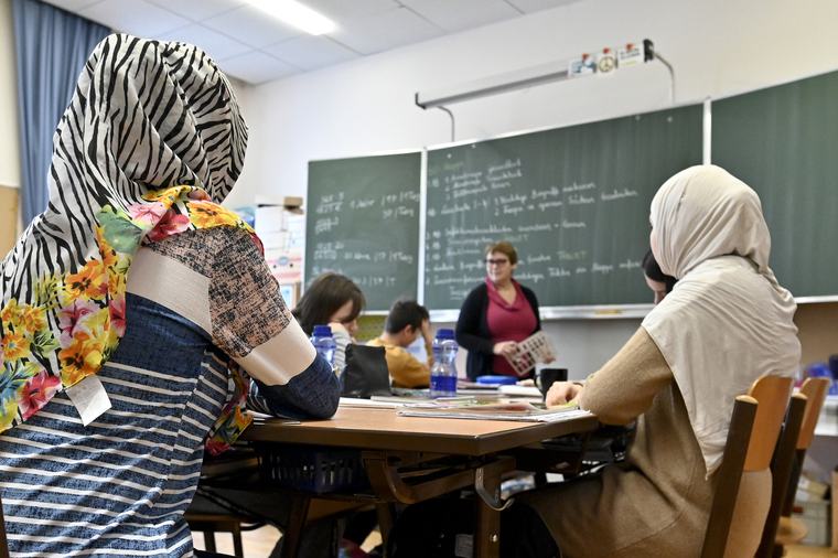 Kopftuchverbot: Verstöße und erster Antrag auf Aufhebung des Gesetzes