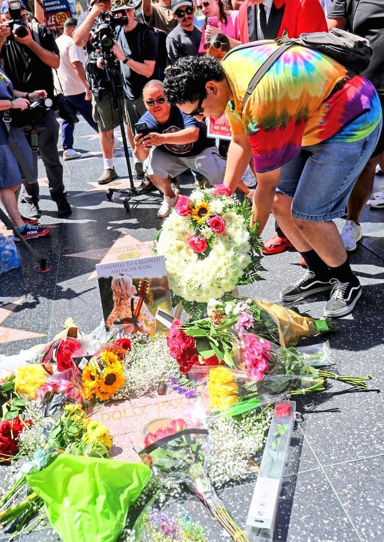 Nach Vandalismus: Dolly Parton erhält neuen Stern auf "Walk of Fame"