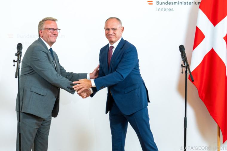 Österreich und EU-Partner erörtern Migrantenrückkehrzentren