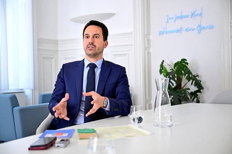 Kopftuchverbot: Minister Wiederkehr erwartet keinen Konflikt im Klassenzimmer