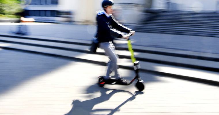 Kinder auf E-Scootern in Hallein mit 57 km/h gestoppt