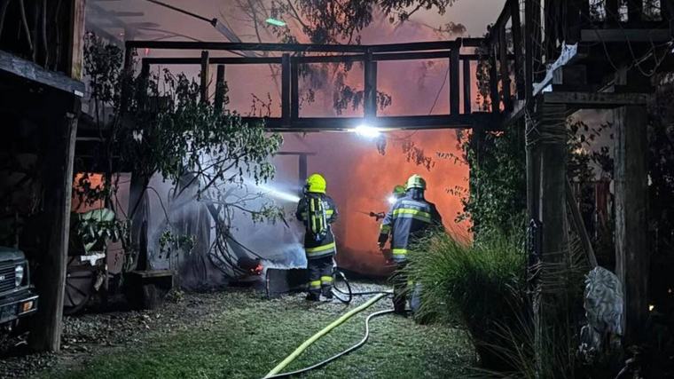80 FF-Leute im Einsatz - Reintal: Baumhaus und Nebengebäude standen in Flammen