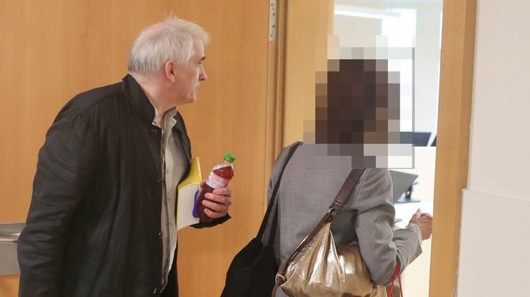Ex-Lehrerin angeklagt - Partner hat Hirnblutung, Frau verwendet sein Geld