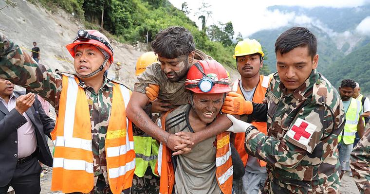 Wunder in Nepal: Zwei Arbeiter nach neun Tagen gerettet