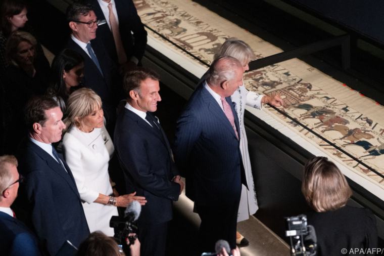 Macron und Charles eröffneten Schau mit Bayeux-Wandteppich