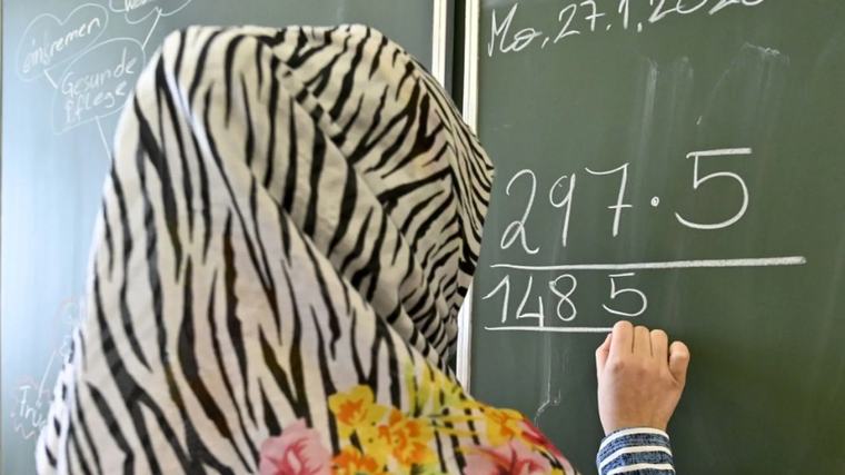 Laut Bildungsminister Konflikt um Kopftuchverbot soll außerhalb der Klasse bleiben 04.09.2026 • 09:29 Uhr