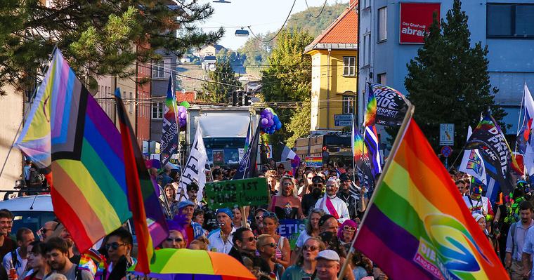Tausende Teilnehmende bei Pride Parade durch Salzburg