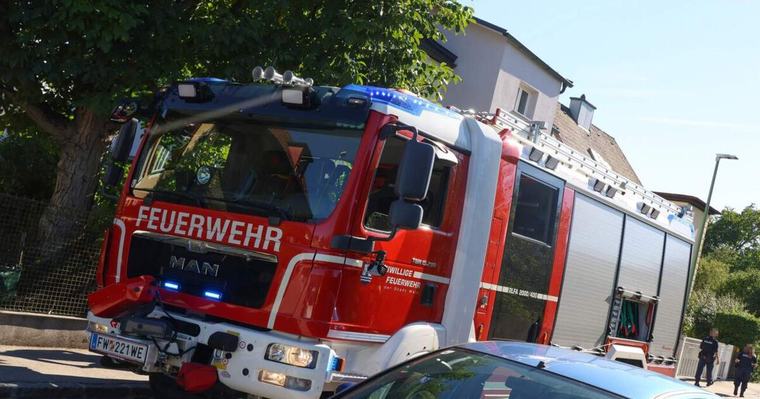 Feuerwehr löscht brennende Thujenhecke in Wels-Pernau
